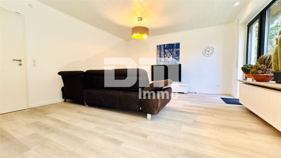 Umfassend saniertes Ein- Zweifamilienhaus auf großem Grundstück in Traumlage - EG WE2 Rechter Gebäudeteil / Zugang Terrasse